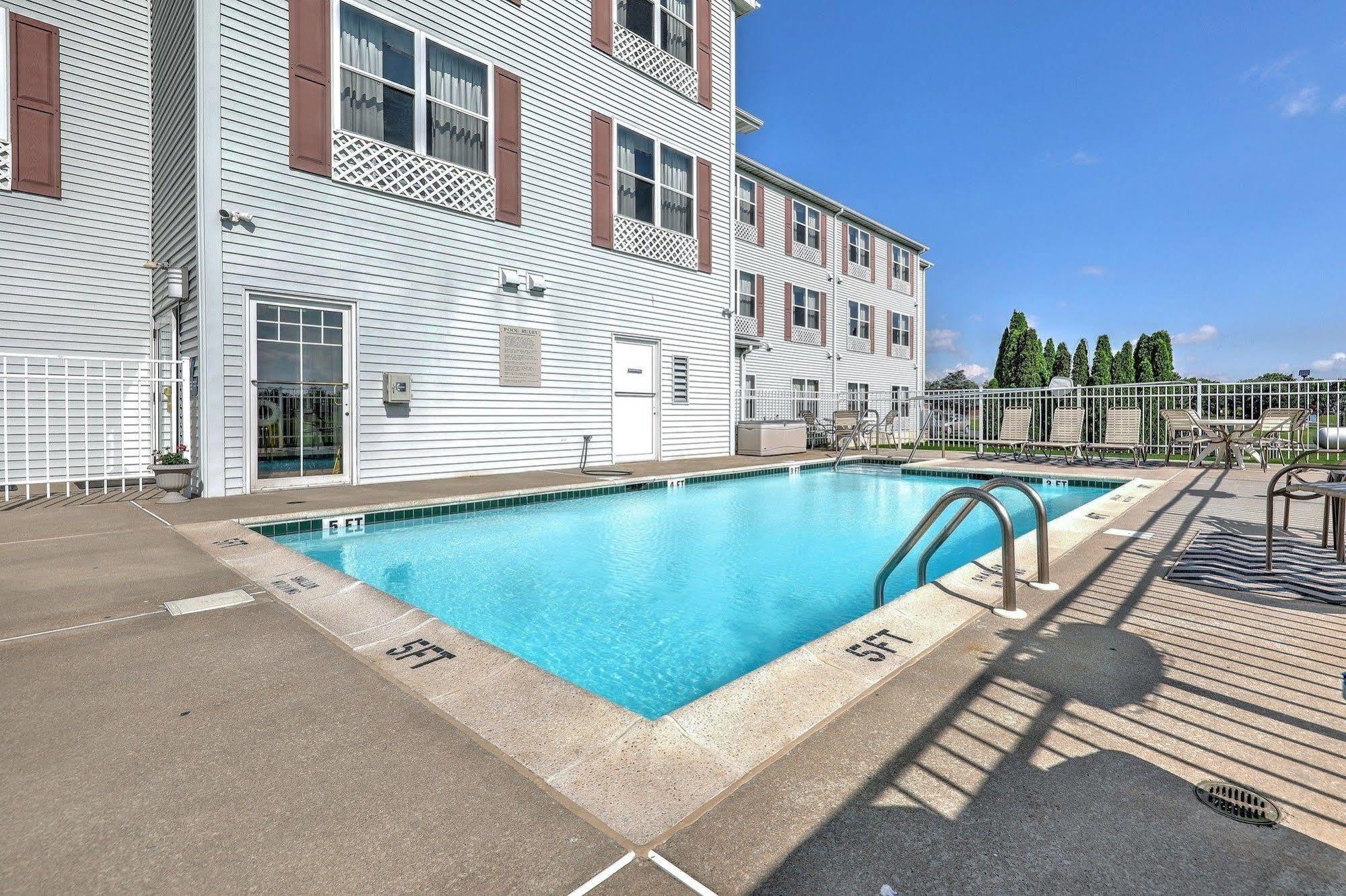 Lancaster Inn & Suites Manheim Extérieur photo